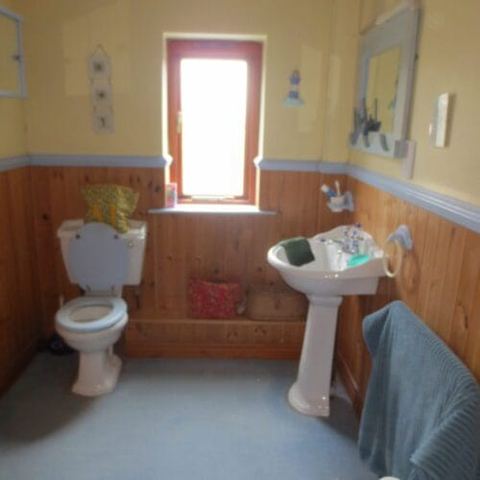 Bringing a tired bathroom back up to date — finished
