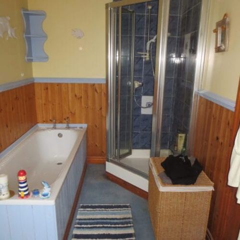 Bringing a tired bathroom back up to date — finished