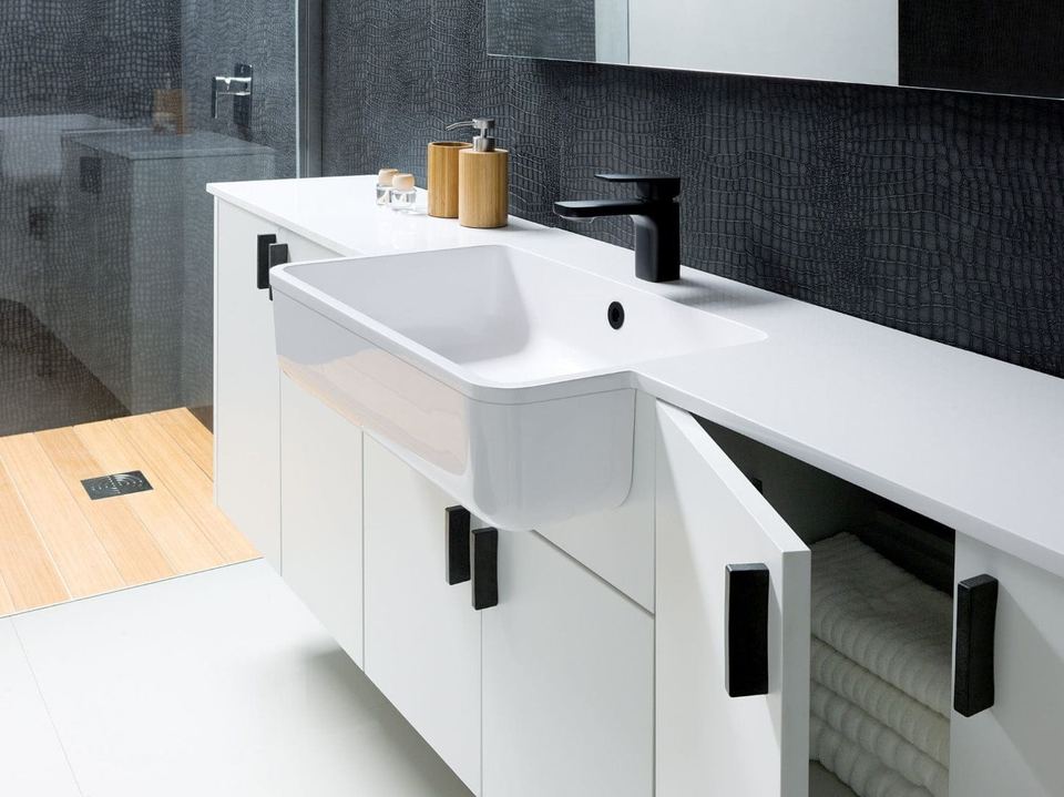 Advantages of an L-shape layout for fitted bathroom furniture