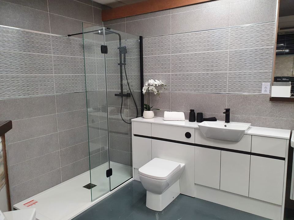 Choosing fitted bathroom furniture for an en-suite bathroom