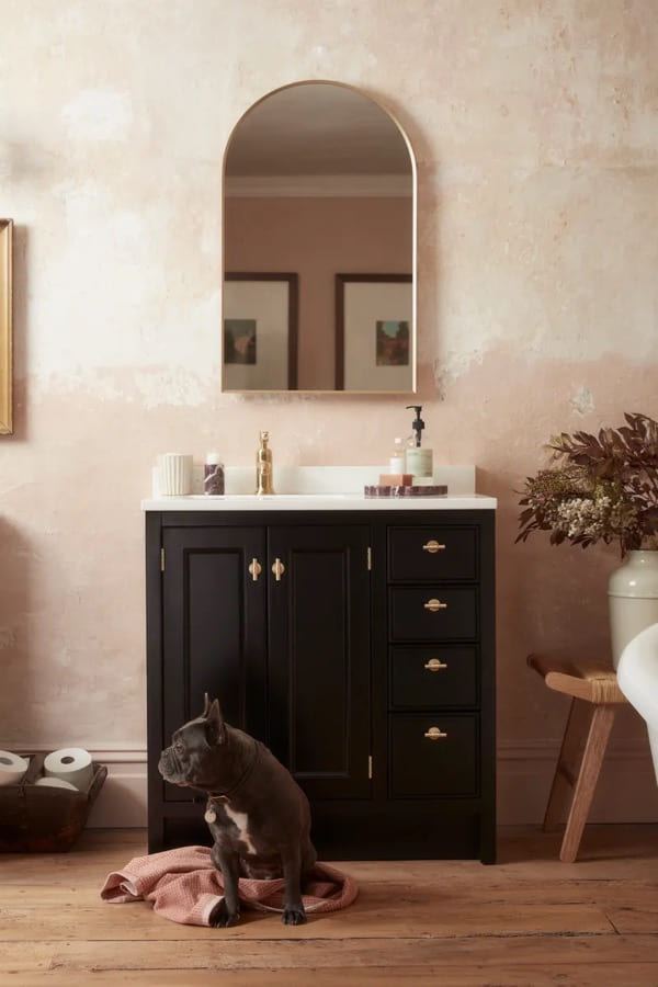 Hampton 800 vanity unit in Matt Black under an arched mirror