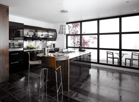 Pairing dark cabinets with light worktops