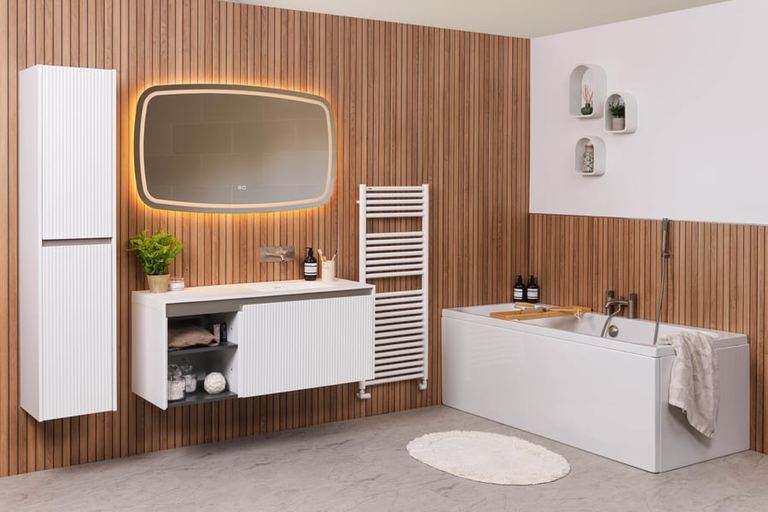 Stratto vanity in Matt White with a Deluna mirror and Londra bath