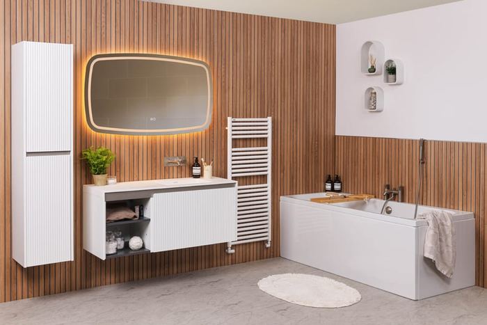 Stratto vanity in Matt White with a Deluna mirror and Londra bath