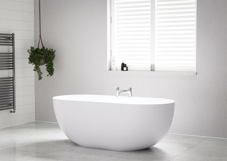 Tanaro freestanding bath with an integrated ledge