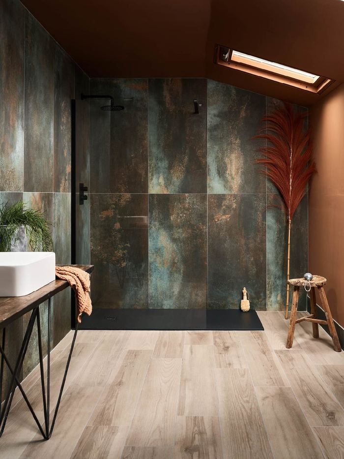 Tavo shower glass in matt black in a green-tiled wet room