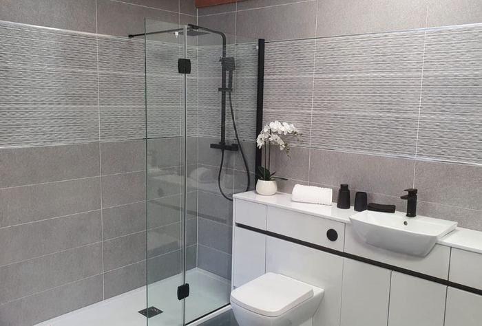 Wonder Gris ceramic tiles fitted in a room, grey, satin