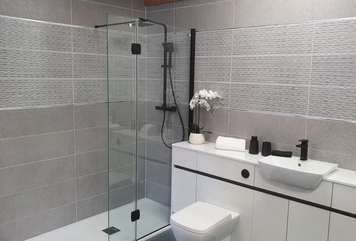 Wonder Gris ceramic tiles fitted in a room, grey, satin